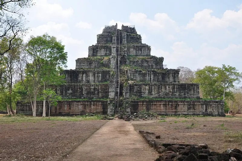 Koh Ker pyramid temple day tour by motorbike